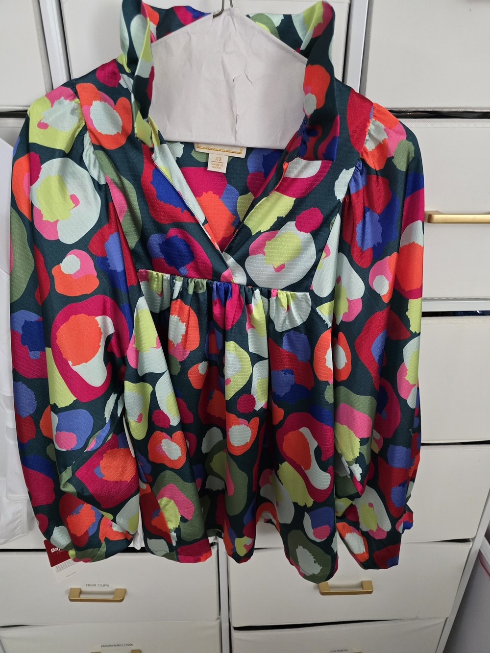 Women's Emily McCarthy Multicolor Abstract V-Neck Blouse - Green Base